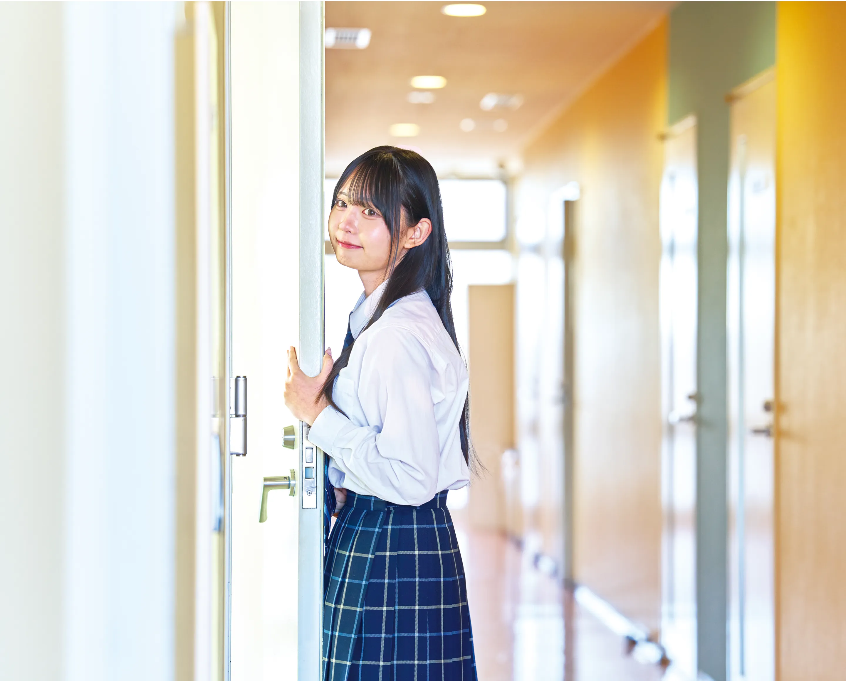 教室の扉を開けている女生徒
